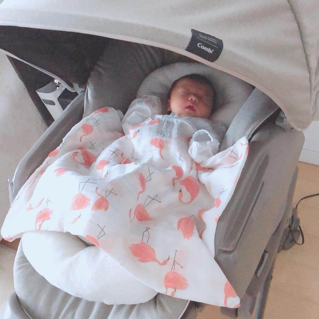 DJ YURiAさんのインスタグラム写真 - (DJ YURiAInstagram)「おめかしして我が家にやってきて本日でもう3日目👶🏻💕 . やっと生活のリズムが出来てきたような、、、？🤔 . 夜になると目がこうなる→😳笑 . . 昨日の朝は寝不足すぎて、納豆ご飯を食べながら寝ました😪 自分が幼児化🙄 . .  はじめての沐浴の時の顔がたまらなく可愛かった🥺💓 . 新生児はあっという間に大きくなってしまうそうなので、どんな一瞬も目に焼き付けて、、、 出来るだけ写真にも残したいな📷💕 . 産後の体型のことや、出産レポなどブログに綴ってます🍒 . . . 1日1日を大切に過ごすぞ💓  たくさんの表情を見せてね👶🏻 . . #babygirl #baby #mybabygirl #新米ママ #ママ1年生 #新生児 #平成最後のベビー #産後1週間 #産後 #産後レポ #切迫早産 #退院  #おくるみ #canon #g1xmark2 #kissmamaになろう」4月26日 8時12分 - djyuria