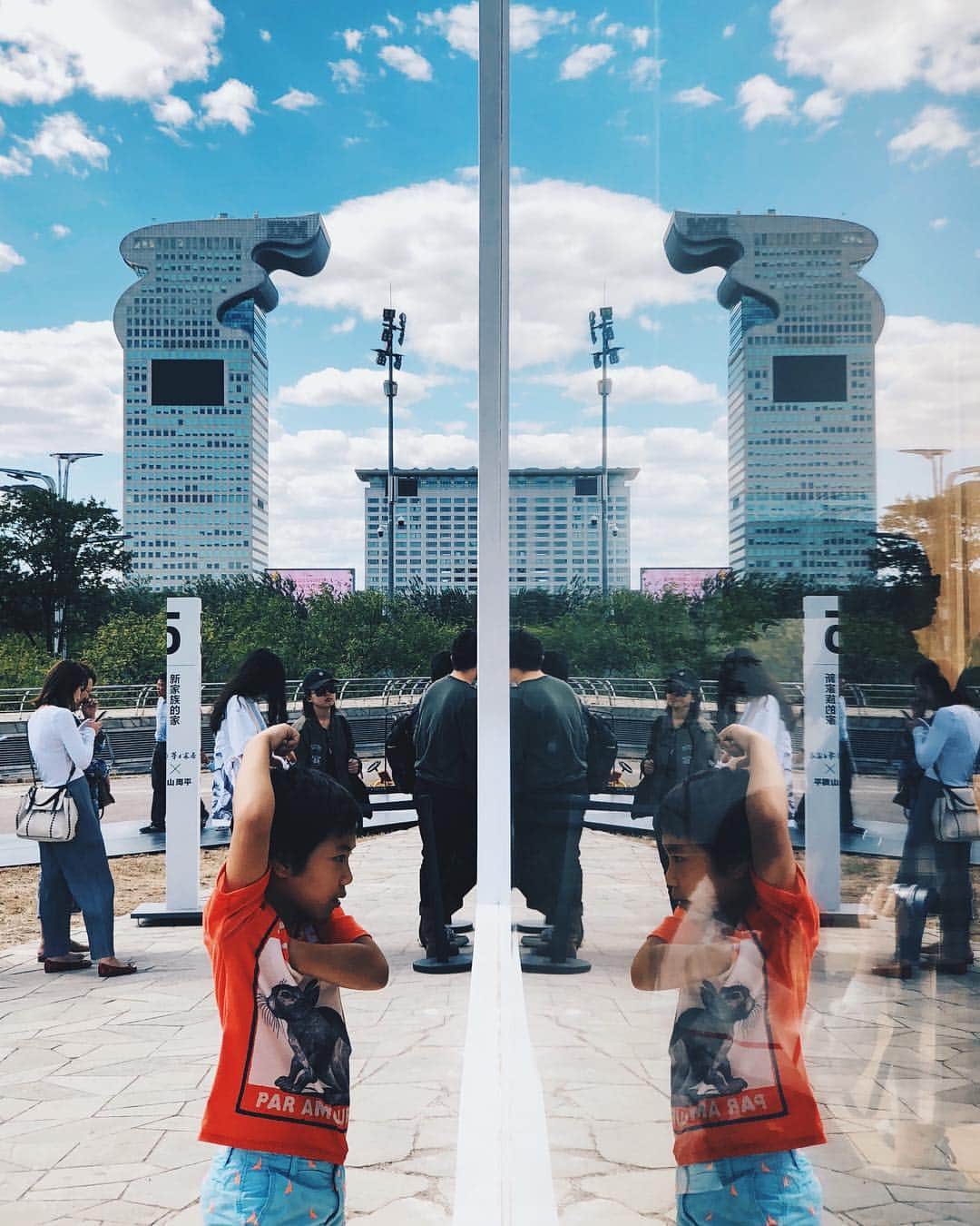 ima_ju / Jun Iのインスタグラム：「. . ε & ε / しぇーーー！GW！ . . 突き当たり、一瞬マツコ.Dに見えたら幸いですw よいGWを！👍✨ . #かゆみ止めのススメ . wiz @tokyo_grapher #ShotOn_TG  #ShotoniPhone . Telephoto LENS 50mm　 #TG_TELE . . ::」