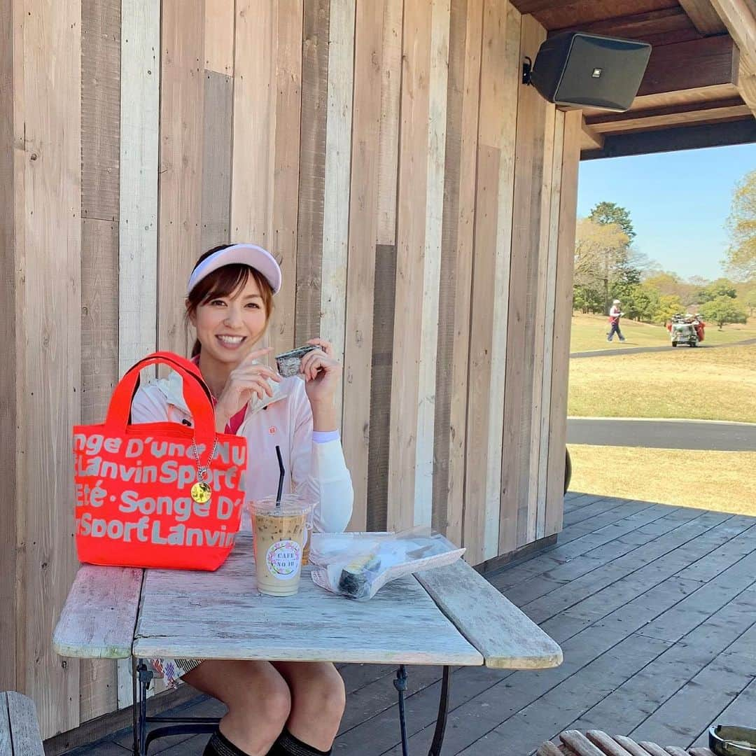 高沢奈苗さんのインスタグラム写真 - (高沢奈苗Instagram)「. NANAECUP⛳️参加表明して下さった方々ありがとうございます😍 . 嬉しいことに枠が残り数名となりました😂💛 . 素敵なコンペになるよう楽しい企画を計画中ですのでご参加予定の方楽しみにしてて下さい😍✊ . . 先日お天気の良い日に久々のイーグルポイントへ⛳️ . イーグルの雰囲気、コース、ご飯全て最高😍💓 好きなゴルフ場の１つです❣️ . スルーだったので外のカフェで少し休憩☺︎ 暖かくてテラスが気持ちよかった😊 . 大きなロゴが入った派手めな配色のカートバッグはランバンスポールのもの👜✨ . フランス語で「真夏の夜の夢」って書かれてるんだって♡ 珍しいカラーでグリーンに映える😊⛳️ . . 松中みなみちゃんと一緒に💕 ウェアがピンク被り😛🌸 . . . #golf #lanvinsport #ゴルフ #ゴルフ女子 #ランバンスポール #イーグルポイントゴルフクラブ」4月26日 8時16分 - nanaetakasawa