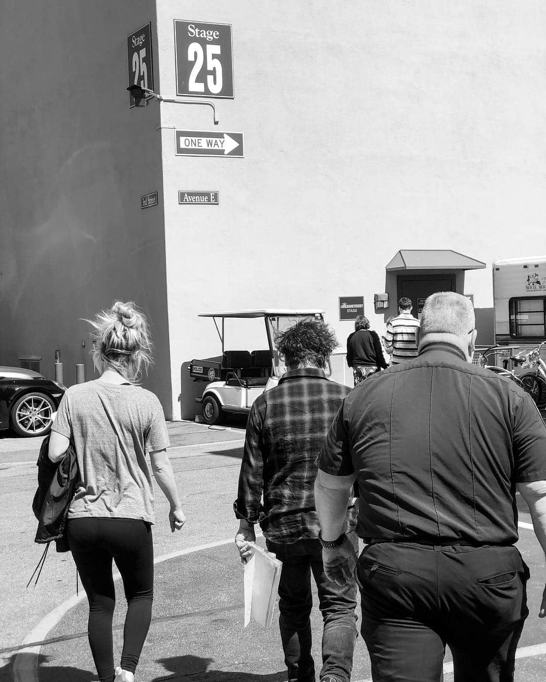 ジョニー・ガレッキさんのインスタグラム写真 - (ジョニー・ガレッキInstagram)「The walk onto stage for our final run-through rehearsal. L-R: @kaleycuoco @sanctionedjohnnygalecki @missmayim @therealjimparsons and Brother Olaf, security extraordinaire / poet. #sendcombs 📸: @a.ayers10」4月26日 8時29分 - sanctionedjohnnygalecki