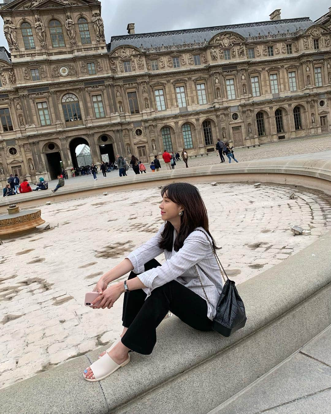 カン・ヘヨンさんのインスタグラム写真 - (カン・ヘヨンInstagram)「#paris #france 🇫🇷 오늘의 파리는 입이 떡 벌어질만큼 굉장했다  오늘 코디도💙♥️」4月26日 8時23分 - mangdoo_noona