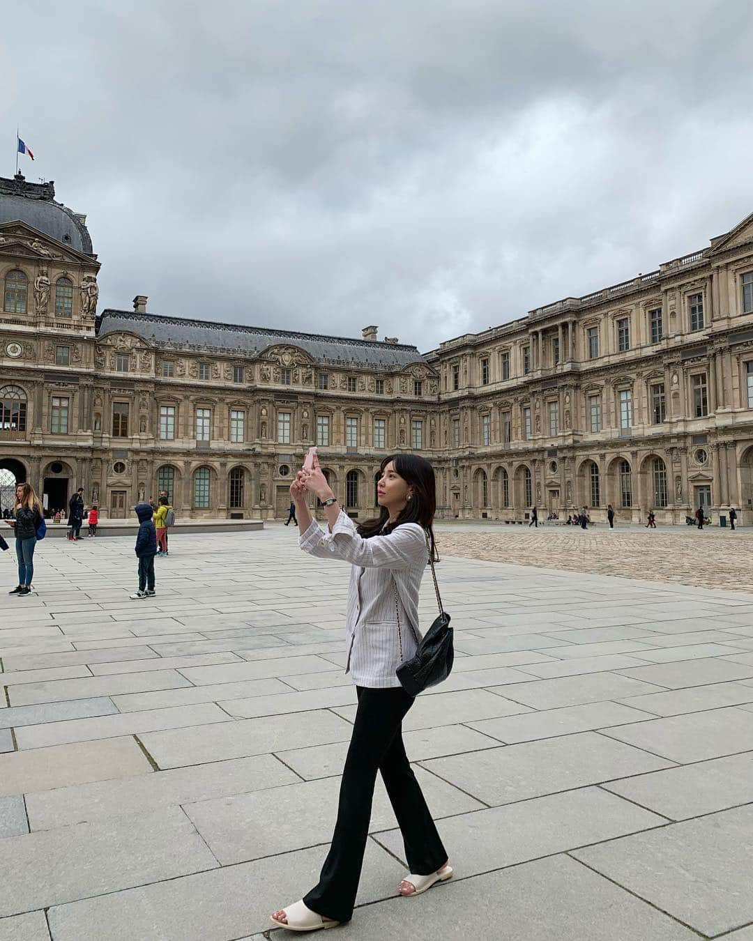 カン・ヘヨンさんのインスタグラム写真 - (カン・ヘヨンInstagram)「#paris #france 🇫🇷 오늘의 파리는 입이 떡 벌어질만큼 굉장했다  오늘 코디도💙♥️」4月26日 8時23分 - mangdoo_noona