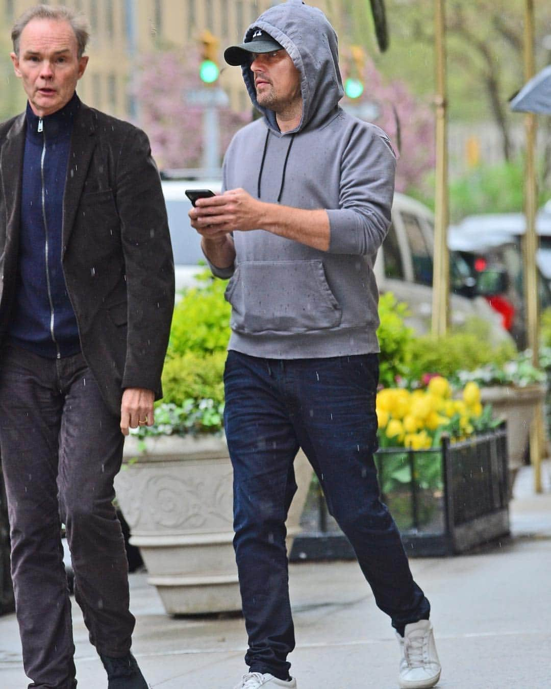 Just Jaredさんのインスタグラム写真 - (Just JaredInstagram)「@leonardodicaprio steps out in a @cottoncitizen hoodie for a rainy day stroll in the Big Apple! #LeonardoDiCaprio #CottonCitizen Photos: Backgrid」4月26日 8時26分 - justjared