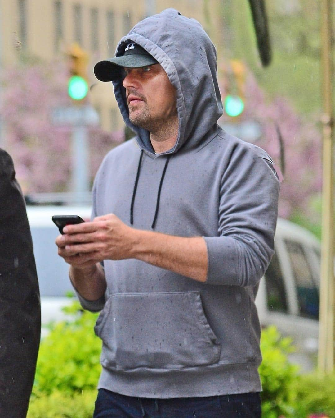 Just Jaredさんのインスタグラム写真 - (Just JaredInstagram)「@leonardodicaprio steps out in a @cottoncitizen hoodie for a rainy day stroll in the Big Apple! #LeonardoDiCaprio #CottonCitizen Photos: Backgrid」4月26日 8時26分 - justjared