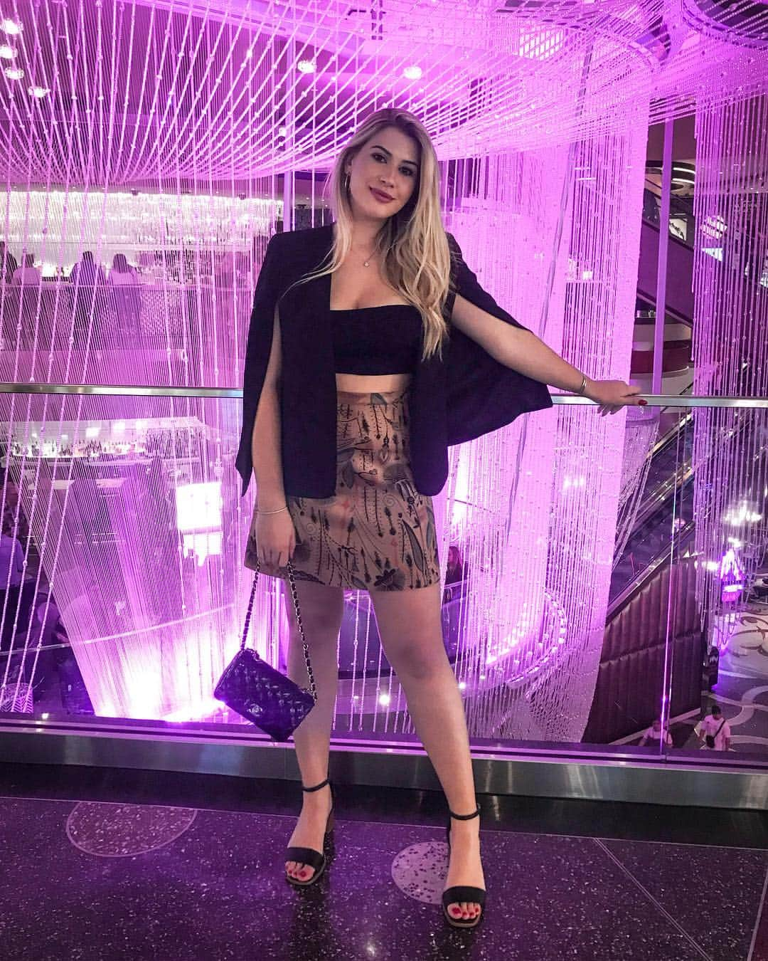 ニーナさんのインスタグラム写真 - (ニーナInstagram)「Nossa primeira noite em @vegas foi no @cosmopolitan_lv, muitos restaurantes, lojas, bares e baladas nesse hotel. Ahh, tem inclusive bares e drinks secretos, filmei tudo pra vocês 🙊🍸 aguardem esses vlogs, vocês vão amar! #nonstopvegas #lookdaniina」4月26日 8時38分 - niinasecrets