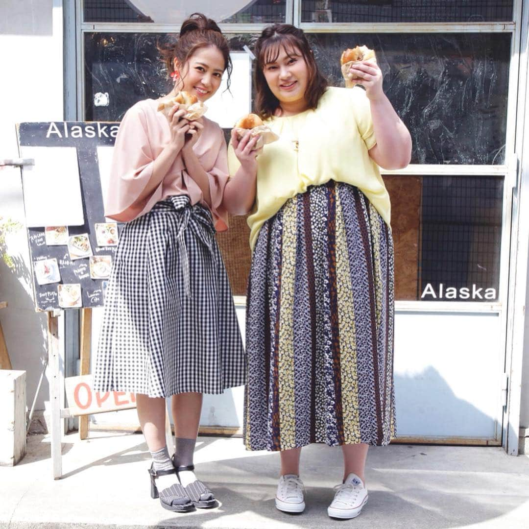 Alinoma公式さんのインスタグラム写真 - (Alinoma公式Instagram)「ㅤㅤㅤ ■Alinomaの食べ歩きコーデ（中目黒編） ㅤ 『大橋ミチ子さんと池山智瑛さんが行く、体にいいのに美味しいと話題のお店情報満載！東京・中目黒周辺 食べ歩き紀行』 ㅤ 2軒めの「アラスカ　ツヴァイ」さんでは、お店に入った瞬間に目の前に現れた焼き立てパンがずらりと並ぶ風景にテンションMAX！ ㅤ ベーグルに有機野菜をはさんだサンドイッチをお店の前のベンチでいただきました。 『ベーグルサンド』全4種 └オーガニックピーナッツクリーム&バナナ（500円） └和風白みそクリームサンド（550円） └アボカドとキャロットラぺ（580円） └豆腐クリーム&勇気つぶあんサンド（580円）  この日のファッションは、トレンドの柄スカートのリンクコーデがポイントです。ㅤ ㅤ ————*coordinate *———— ㅤ ▼モデル：池山智瑛 @chu_chiaki ㅤ *トップス：#GeeRA →L～3L展開 ㅤ *スカート：#earthmusicandecology →LL～6L展開 *サンダル：#byashinagaojisan ㅤ ▼モデル：大橋ミチ子 @ohashimichiko_official ㅤ *トップス：#SMILELAND →L～10L展開 ㅤ *スカート：#TROISDEUXUN →3L～5L展開 ㅤ ——————————————— URL 〉〉https://bit.ly/2IfWsYX ——————————————— ㅤ ⇒気になった商品の詳細はプロフィールのURLにありますよ♪ @alinoma_official  ㅤ ◆お店情報◆ ヴィーガンカフェ「アラスカ　ツヴァイ」 @alaska_zwei ㅤ 東京都目黒区東山2-5-7　TEL:03-6425-7399 中目黒駅より徒歩11分／池尻大橋駅より徒歩9分 営業時間：[月・火・木・土・日]11:30～21:00(L.O.20:30) [水]11:30〜16:00(L.O.15:30)[金]11:30～22:30(L.O.21:30) ランチ　11:30～15:00　※土日祝11:30〜18:00　ディナー18:00～ Facebook：https://www.facebook.com/alaskazwei/ ㅤㅤ ㅤ #アリノマ  #ヴィーガン #中目黒 #カフェ#グルメ #ベーグル #ぽっちゃり #ぽっちゃりコーデ #ラファコーデ #食べ歩き #春ファッション #ぽちゃかわ #今日のコーデ  #スカート #リンクコーデ ㅤ #alinoma #instagood #plussize #spring #plussizemodel #plussizefashion #pochative #code #sandwich」4月26日 8時32分 - alinoma_official