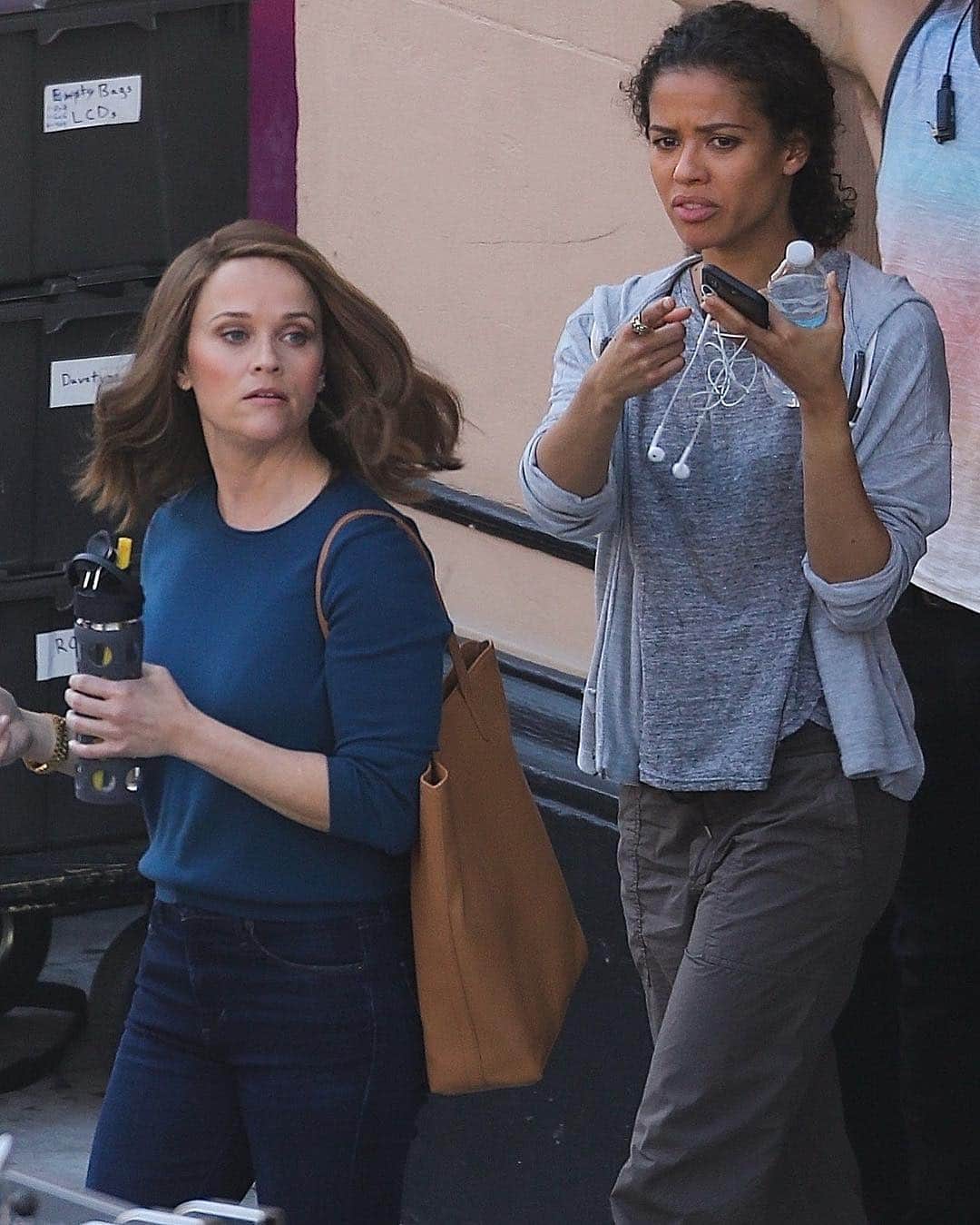 Just Jaredさんのインスタグラム写真 - (Just JaredInstagram)「@reesewitherspoon & @gugumbatharaw spend the day filming “The Morning Show!” The show will premiere on Apple TV+ this fall.  #ReeseWitherspoon #GuguMbathaRaw Photo: Backgrid」4月26日 8時34分 - justjared