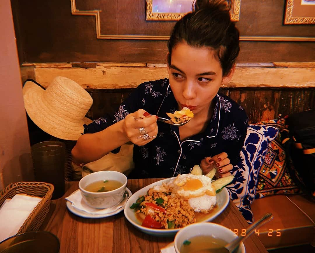 Rika Vanessaさんのインスタグラム写真 - (Rika VanessaInstagram)「タイ料理も大好き❤️❤️😋 ・ でも中目黒のこのお店のガパオ、 美味しくて人気だけど 本当に辛いんだよね🤣 ・ 辛くて汗びっしょり💦 ・ ・ 美味しいものって大好き！ ・ ・ ・ パワフルなタイ🇹🇭に また行きたいなあ💭 ・ 前回とはまた全然 変わってるんだろうなあ。 ・ ・ 雨の朝に 遠い国と 懐かしい記憶を 思い出す💭」4月26日 8時35分 - rikavanessa._