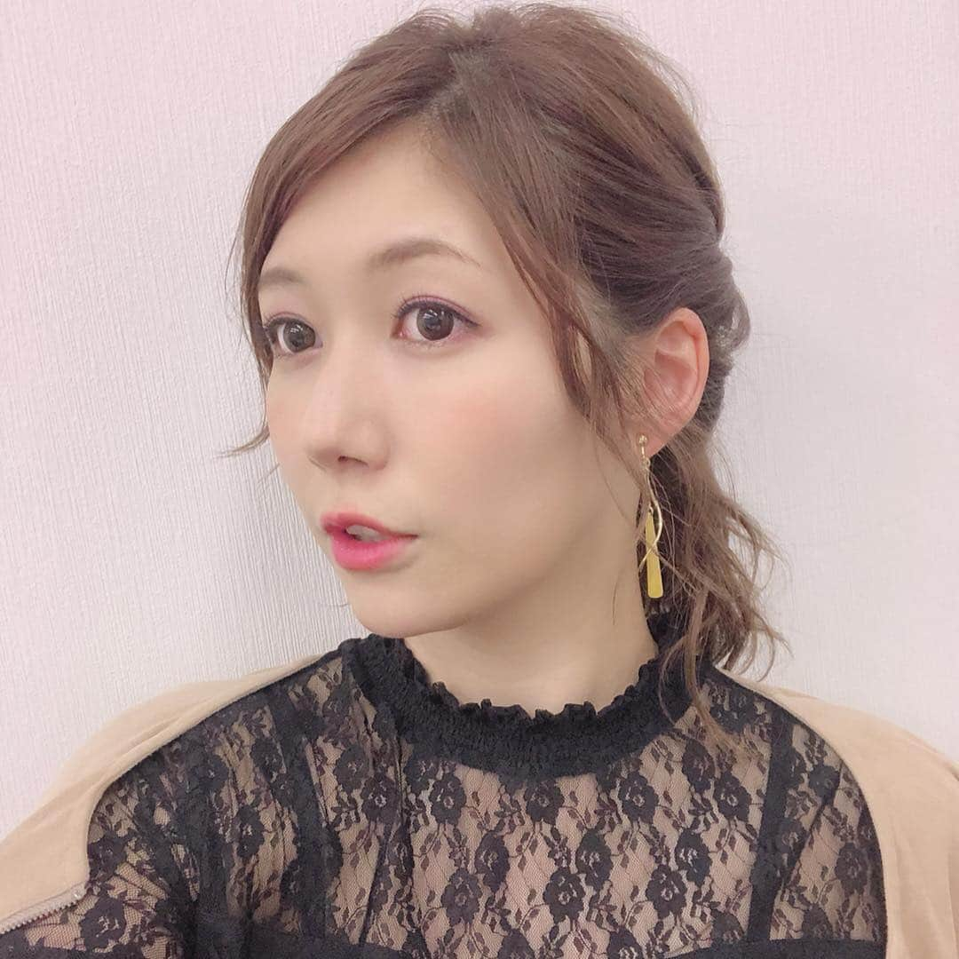 穂川果音さんのインスタグラム写真 - (穂川果音Instagram)「今日のヘアスタイルは、ポニーテール♡ 風強いし、雨だし！まとめてしまいましょう！！！ #アベプラ #abematv  #weather #weatherforecast #気象予報士 #穂川果音 #instastyle #instahair  #ヘアアレンジ #巻き髪 #hair #hairstyle #hairarrange #ほかのん #hairstyles #イヤリング #hairstyling #おしゃれ #まとめ髪  #春コーデ #アップスタイル #ポニーテールアレンジ #雨の日コーデ」4月26日 8時46分 - hokawakanonn