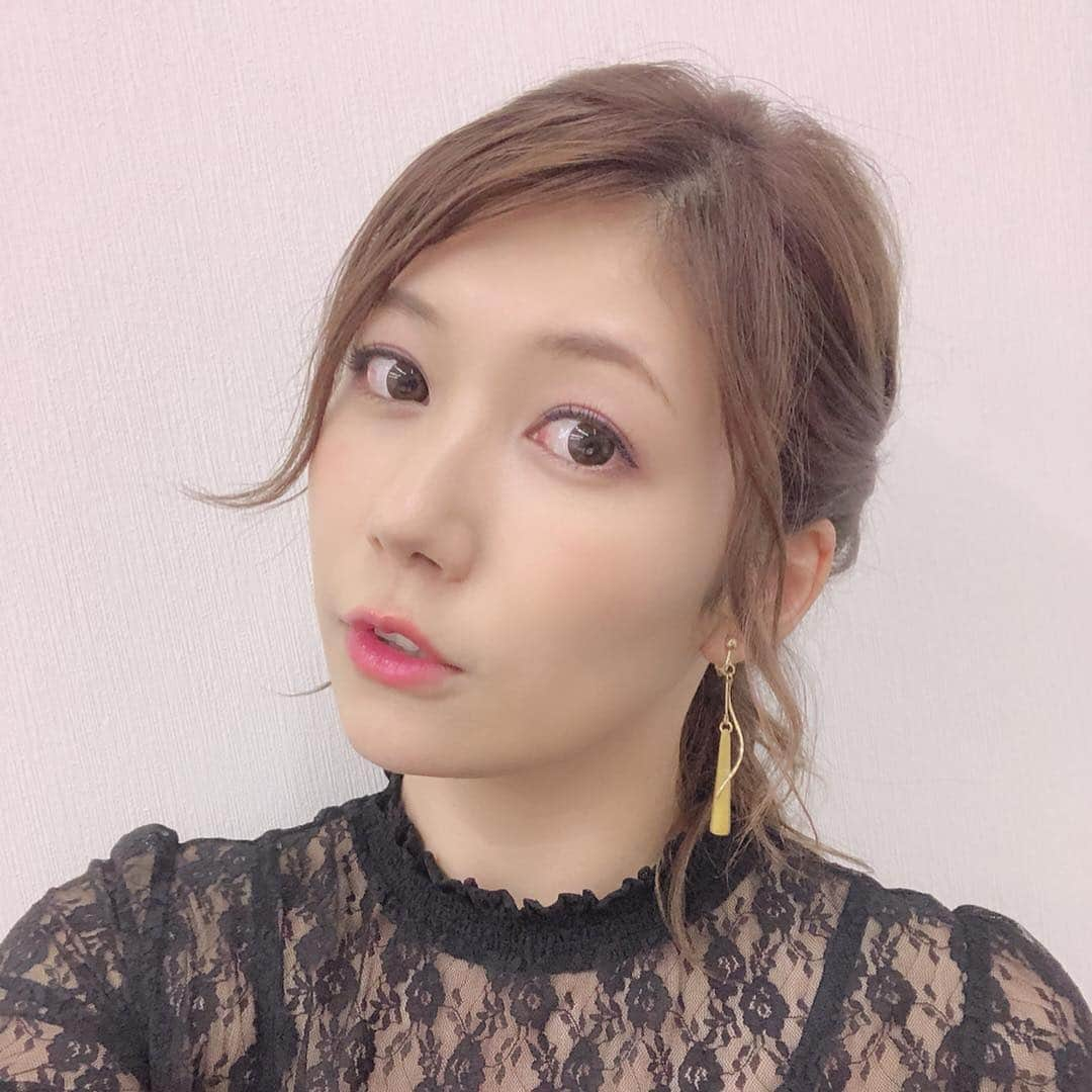 穂川果音さんのインスタグラム写真 - (穂川果音Instagram)「今日のヘアスタイルは、ポニーテール♡ 風強いし、雨だし！まとめてしまいましょう！！！ #アベプラ #abematv  #weather #weatherforecast #気象予報士 #穂川果音 #instastyle #instahair  #ヘアアレンジ #巻き髪 #hair #hairstyle #hairarrange #ほかのん #hairstyles #イヤリング #hairstyling #おしゃれ #まとめ髪  #春コーデ #アップスタイル #ポニーテールアレンジ #雨の日コーデ」4月26日 8時46分 - hokawakanonn