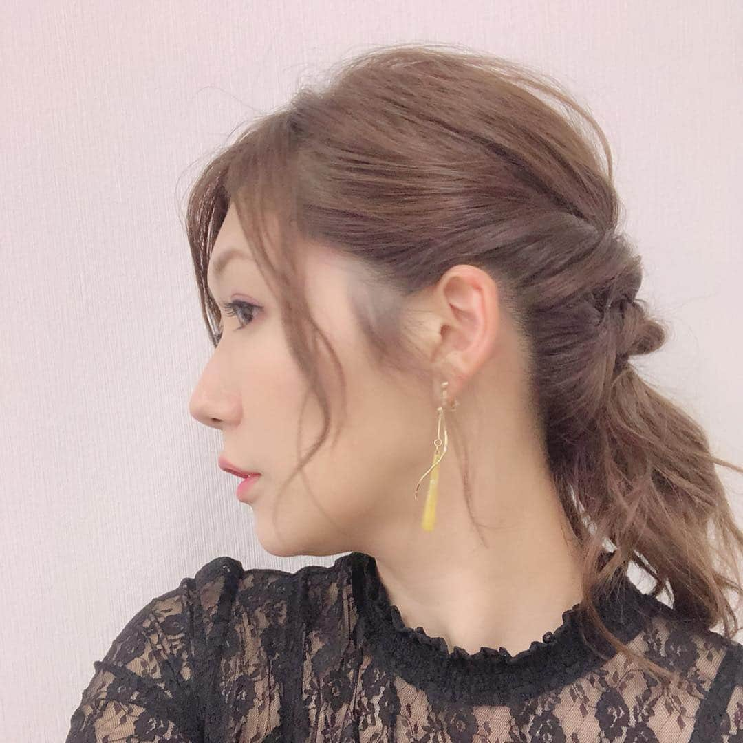 穂川果音さんのインスタグラム写真 - (穂川果音Instagram)「今日のヘアスタイルは、ポニーテール♡ 風強いし、雨だし！まとめてしまいましょう！！！ #アベプラ #abematv  #weather #weatherforecast #気象予報士 #穂川果音 #instastyle #instahair  #ヘアアレンジ #巻き髪 #hair #hairstyle #hairarrange #ほかのん #hairstyles #イヤリング #hairstyling #おしゃれ #まとめ髪  #春コーデ #アップスタイル #ポニーテールアレンジ #雨の日コーデ」4月26日 8時46分 - hokawakanonn