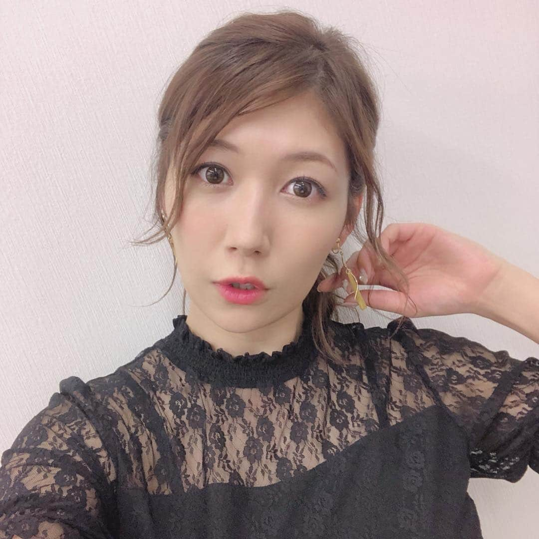 穂川果音さんのインスタグラム写真 - (穂川果音Instagram)「今日のヘアスタイルは、ポニーテール♡ 風強いし、雨だし！まとめてしまいましょう！！！ #アベプラ #abematv  #weather #weatherforecast #気象予報士 #穂川果音 #instastyle #instahair  #ヘアアレンジ #巻き髪 #hair #hairstyle #hairarrange #ほかのん #hairstyles #イヤリング #hairstyling #おしゃれ #まとめ髪  #春コーデ #アップスタイル #ポニーテールアレンジ #雨の日コーデ」4月26日 8時46分 - hokawakanonn