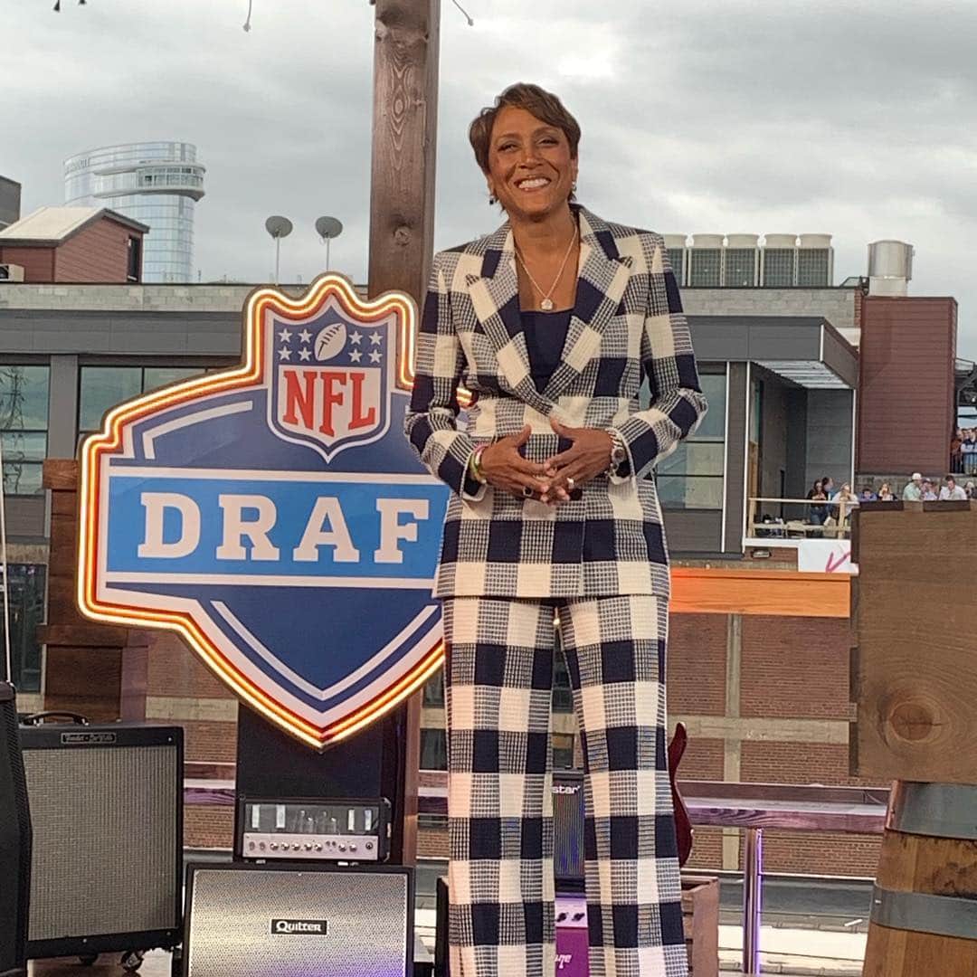 アメリカン・ブロードキャスティング・カンパニーのインスタグラム：「She’s ready!! @robinrobertsgma hosts the 2019 #NFLDraft coverage on ABC starting at 8e|5p!!」