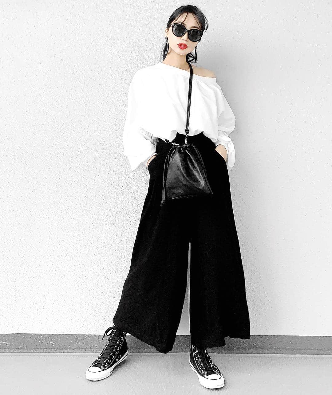 lve_xxxxのインスタグラム：「.﻿ .﻿ ALL LVEU. CODE﻿ @lveu.official ﻿ ﻿ 本日Openなのでお許しください🙇‍♀️笑﻿ ﻿ ☑︎ Off-the-shoulder tops﻿ ☑︎ Tuck linen pants﻿ ☑︎ 2way drawstring shoulder bag﻿ ☑︎ Round sunglasses﻿ ﻿ 2019.4.26 (FRI) 19:00〜﻿﻿﻿﻿﻿ coming soon...♡﻿﻿﻿﻿﻿ ﻿ リネンパンツは着丈短いかな？と﻿ 実は最初思ったんですが😅﻿ ﻿ 逆に夏場は足首見せてサンダルとか 履きたいので﻿丁度良かった🙆‍♀️ ﻿ ﻿ 今日はコンバースだけどw﻿ 身長低い方も着て頂ける着丈かと☺︎﻿ ﻿ 運営より﻿ 素材の性質上どうしても﻿ シワになってしまうのでお届け時﻿ シワ否めないとの事です。﻿ ﻿ お手数ですが、一度アイロンして頂きましたら﻿ 今後問題なく着られるので🙆‍♀️﻿ ﻿ 着用シワに関して私個人的には﻿ リネンはシワになってた方が可愛い派😂笑﻿ ﻿ ワンショルはお問い合わせ多数との事で﻿ 人気なる予感♪♪﻿ ﻿ 私もお気に入りです🖤﻿ ﻿ ﻿ －－－－－－－－－－－－－－－－－－﻿﻿﻿﻿﻿﻿﻿﻿﻿﻿﻿﻿﻿﻿﻿﻿﻿﻿﻿ ﻿﻿﻿﻿﻿﻿﻿﻿﻿﻿﻿﻿﻿﻿﻿﻿﻿﻿﻿ item詳細(ブランド・サイズ等)に﻿﻿﻿ 関しましては﻿﻿﻿﻿﻿﻿﻿﻿﻿﻿﻿【WEAR】を﻿﻿﻿ ご参照くださいませ🙇‍♀️♡﻿﻿﻿﻿﻿﻿﻿﻿﻿﻿﻿﻿﻿﻿ ﻿﻿﻿ WEAR ： lvexxxx ﻿ ﻿﻿﻿ －－－－－－－－－－－－－－－－－－﻿﻿﻿ ﻿﻿」