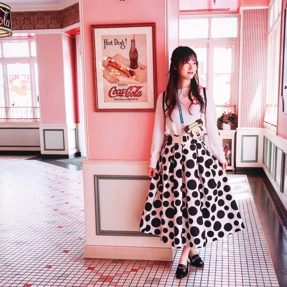 清水彩子のインスタグラム：「ランドにも行って来たよ🎡 内装とっても可愛い💕  #ディズニーランド#TDL #コカコーラショップ」