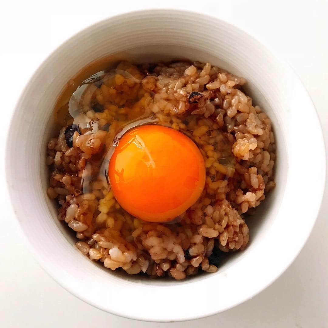 jun fitnessさんのインスタグラム写真 - (jun fitnessInstagram)「・ 【最近の朝ごはん🍚】 朝はしっかり食べます🍖🐟😋 ・ 朝食を抜いたり、簡単に済ますと、 その分、夜に沢山食べたくなってしまうので、 ・ 食事ボリューム的に、 朝 〉昼 〉夜  になるように意識してます🥗 ・ ・ そして、大好物のTKG😍 色々試した結果、 寝かせ玄米 @yuwaeru.online で、濃厚たまごで、 卵かけご飯専用醤油をかけるのが、 私にとって最高のご馳走❤️ ・ ・ ・ #diet#fitness#motivation#workout#exercise#TKG #ダイエット#ボディメイク#お茶#美容茶#糖質制限#筋トレ女子#腹筋#くびれ#筋トレ#代謝アップ#フィットネス女子#モニター募集#目標#モチベーション#朝ごはん#寝かせ玄米#卵かけご飯」4月26日 8時50分 - jjfitness44