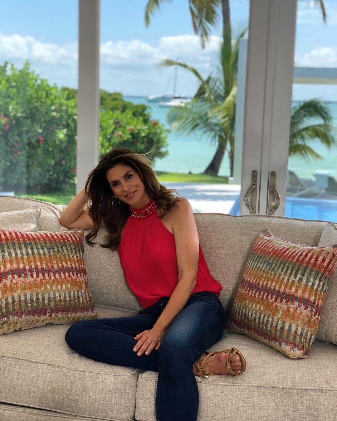 シンディ・クロフォードさんのインスタグラム写真 - (シンディ・クロフォードInstagram)「That’s a wrap, @roomstogo. Thanks for a fun 3 day shoot in Miami shooting Cindy Crawford Home ☀️ PS This is not a green screen!」4月26日 8時54分 - cindycrawford