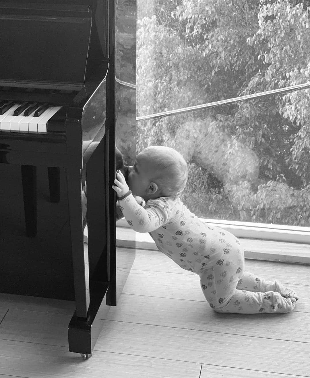 ブリアンナ・ブラウンさんのインスタグラム写真 - (ブリアンナ・ブラウンInstagram)「My little one loving himself. Or music. Hopefully both! 💙👶🏼🎶」4月26日 8時54分 - briannabrownkeen