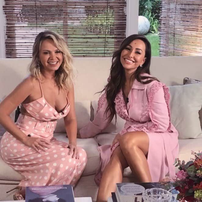 Eliana Michaelichin Bezerraのインスタグラム：「Eita papo bom, né @sabrinasato? Ameiiiiii!!! Em breve no nosso programa no SBT!! Aviso aqui!! 💕💕💕」