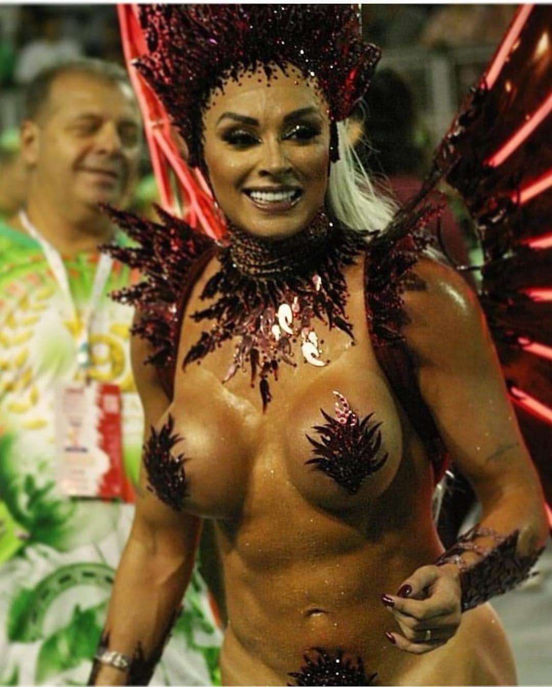 Juliana Salimeniさんのインスタグラム写真 - (Juliana SalimeniInstagram)「#tbt do carnaval desse ano com a @x9paulistana @pulsacaonotamil 💚❤️」4月26日 9時00分 - jujusalimeni