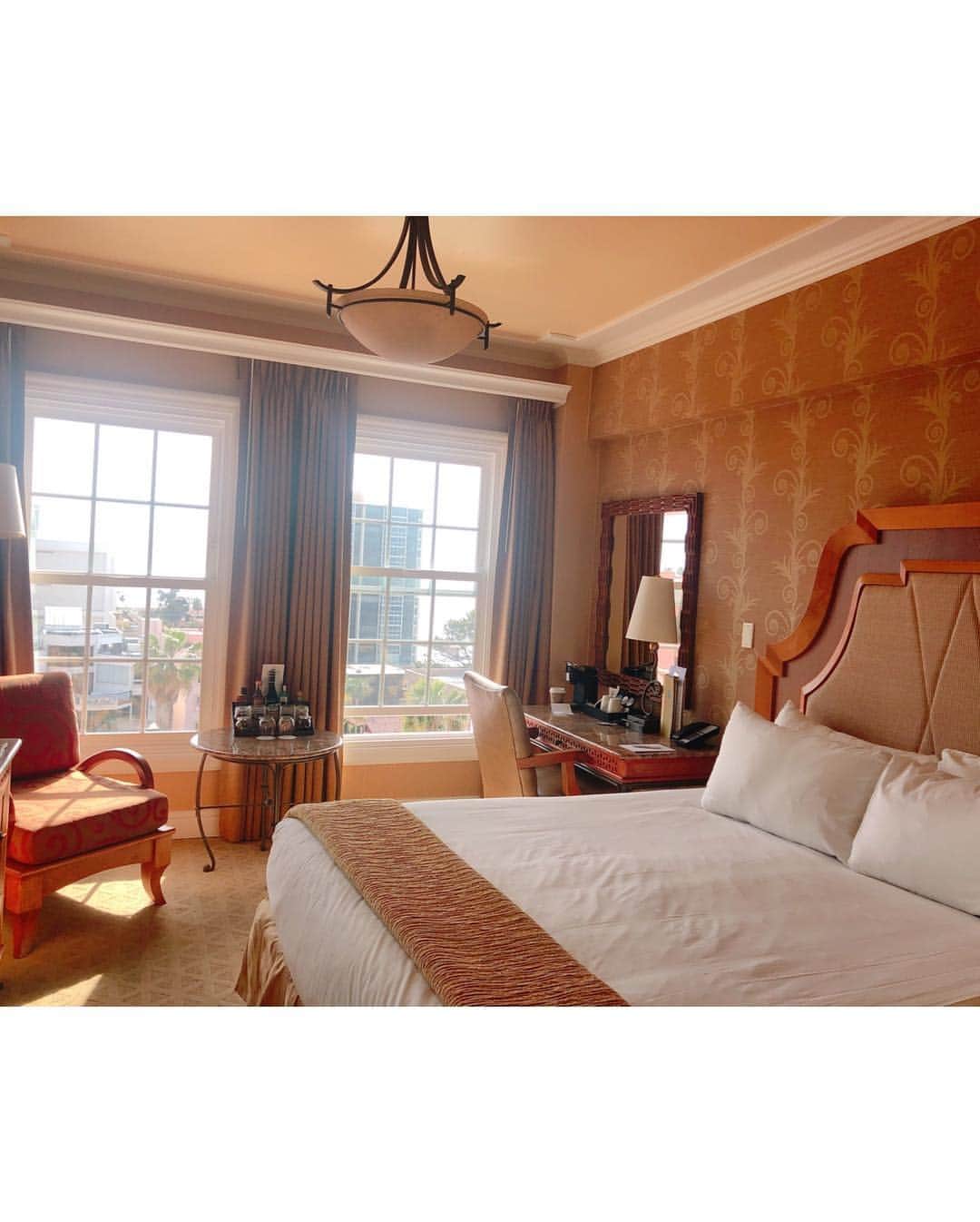 長谷川朋美さんのインスタグラム写真 - (長谷川朋美Instagram)「#サンディエゴ で泊まったホテルが凄く好みだったー😍 #lavalencia という#ラホヤ にある小さめなホテル。 スペインとかメキシコっぽい雰囲気で、ハワイの#ロイヤルハワイアンホテル にも少し近い感じ。 南仏にもこーゆーホテルあるよねー😆 もう、可愛くてキュンキュン💓 ・ #lajolla hotel #favorite #cute #pink #love #luxury #resort #vacation #sandiego #california」4月26日 9時03分 - hasegawa.elena.tomomi