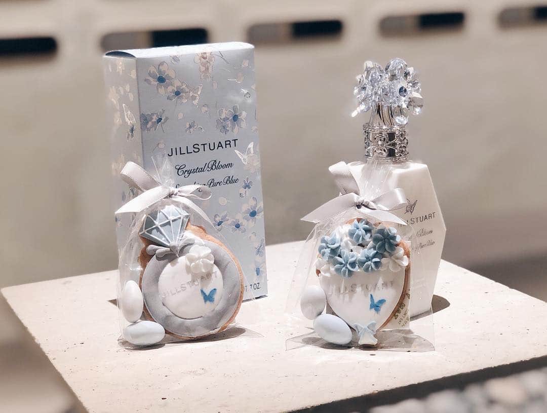 英里子さんのインスタグラム写真 - (英里子Instagram)「今日から開催されるジルスチュアートの期間限定イベントに @saaya_official_ と 一足早く参加してきたよ🦋 【開催期間】 ・4月26日(金)、29日(火)13〜19時 ・4月27日(土)、28日(日)18〜22時  来場者した方はお土産でオリジナルのギフトがもらえますよ🍰  会場は花嫁さんの夢の結婚式がイメージされてて幻想的な雰囲気でした💍✨ 先行発売が26日からイベントで試してすぐ買えるます✨ 対象店舗でも発売先行発売しているので、公式サイトチェックしてね!  #ジルスチュアート #サムシングピュアブルー #jillwedding #jillstuartbeauty」4月26日 9時13分 - ellie__erico