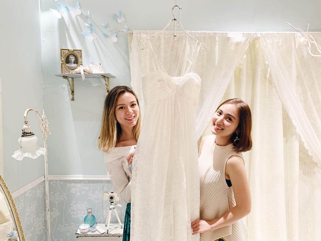 英里子さんのインスタグラム写真 - (英里子Instagram)「今日から開催されるジルスチュアートの期間限定イベントに @saaya_official_ と 一足早く参加してきたよ🦋 【開催期間】 ・4月26日(金)、29日(火)13〜19時 ・4月27日(土)、28日(日)18〜22時  来場者した方はお土産でオリジナルのギフトがもらえますよ🍰  会場は花嫁さんの夢の結婚式がイメージされてて幻想的な雰囲気でした💍✨ 先行発売が26日からイベントで試してすぐ買えるます✨ 対象店舗でも発売先行発売しているので、公式サイトチェックしてね!  #ジルスチュアート #サムシングピュアブルー #jillwedding #jillstuartbeauty」4月26日 9時13分 - ellie__erico