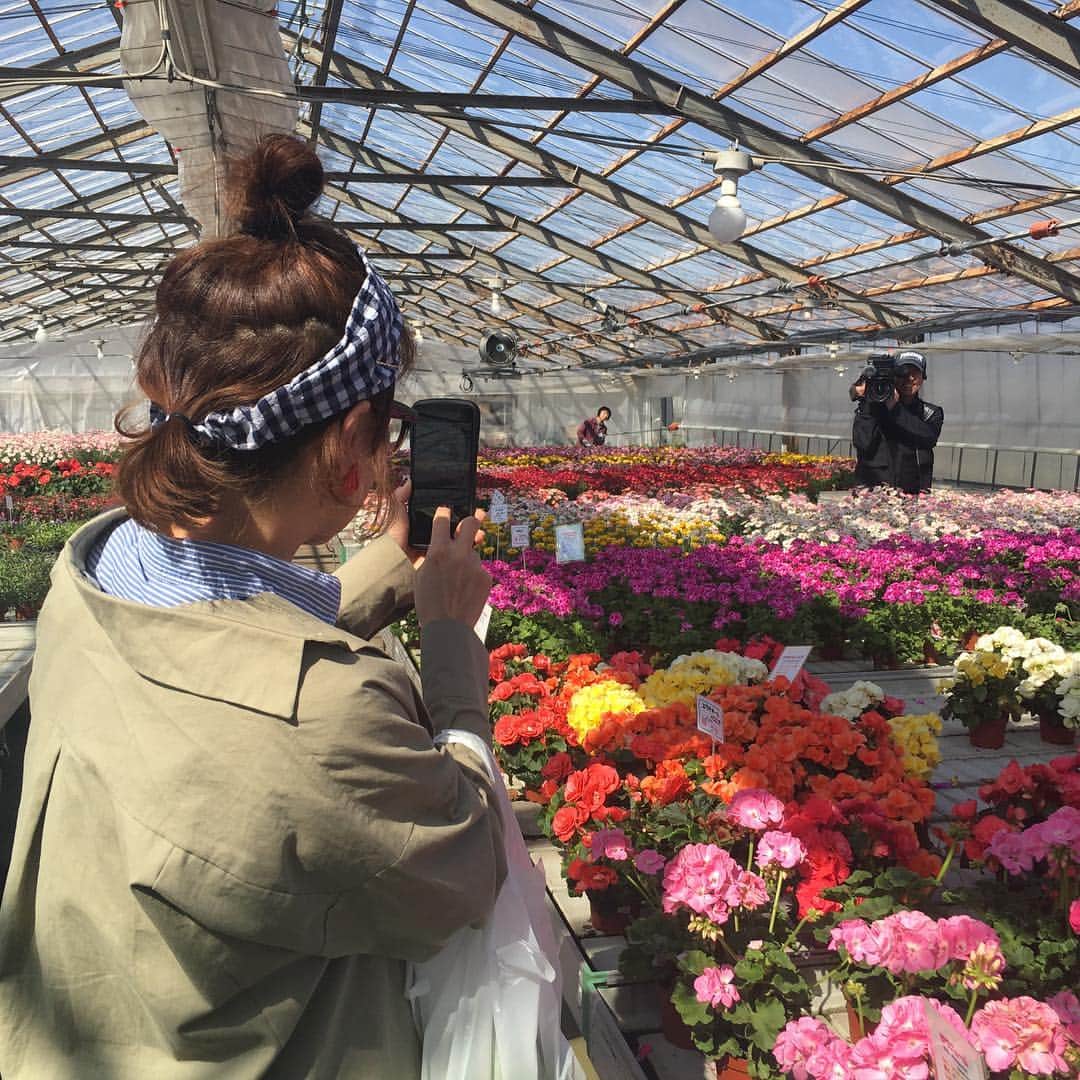 北海道放送「今日ドキッ!」さんのインスタグラム写真 - (北海道放送「今日ドキッ!」Instagram)「金城茉里奈です！ 昨日は週末ぶらりサーチのロケで安平町にお邪魔しました✨ 眩しいくらいの日差しの中でのツーショット そして、カメラマンのタッキーさん(花を見分けるのが苦手)と、タッキーさんを撮るアキさん 5月3日18時台に放送です🎶  #今日ドキッ！ #週末ぶらりサーチ #安平町 #小橋亜樹 #金城茉里奈 #今回も素敵な出会いに感謝」4月26日 9時08分 - hbc_kyodoki