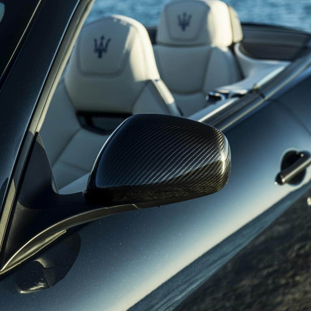 Maserati Japan | マセラティ ジャパンのインスタグラム：「最上級の快適性とパフォーマンスを詰め込んだグランカブリオのオープンドライブ。イタリアのエレガンスを溢れる刺激的かつ優雅なドライブを約束します。 #Maserati #マセラティ  #MaseratiJapan #マセラティジャパン #GranCabrio #グランカブリオ」