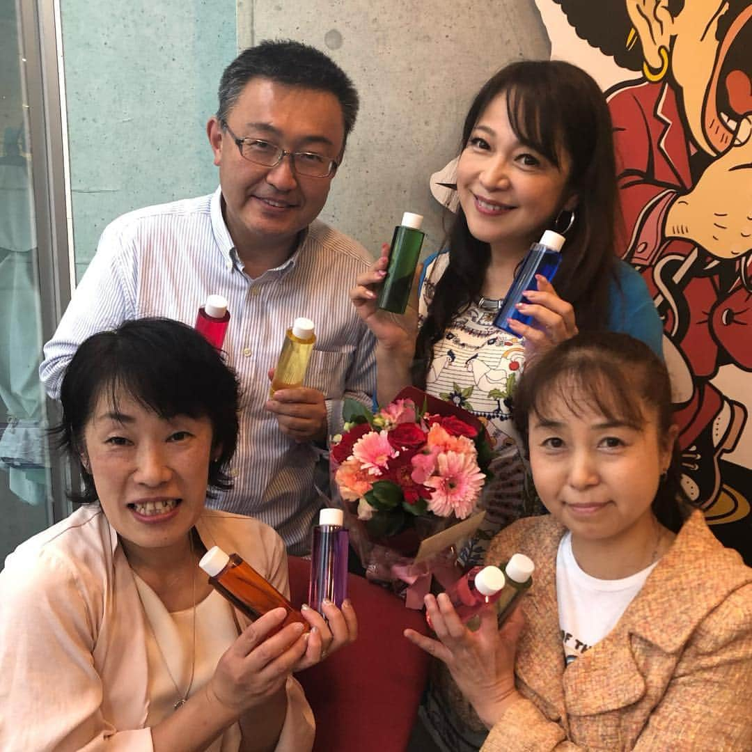 原めぐみさんのインスタグラム写真 - (原めぐみInstagram)「レインボータウンFM【原めぐみのEN❤️JOYトーク】ゲストはシンガーソングライターの大見明夜さん❣️なんと！あの天地真理さんのマネージャーさんもされてた方で今も時々お手伝いしてるそうですよ✨どことなく真理さんに似ていらっしゃいますね💕レギュラーコーナーは和泉陽子先生のWATCHセラピー明夜さんを診て頂きました⭐️ スタジオ前のガーデンコートは春爛漫🌸  #原めぐみ﻿﻿ #レインボータウンfm﻿ #原めぐみのenjoyトーク﻿ #酒井雅敏  #大見明夜  #シンガーソングライター  #天地真理  #生放送  #ラジオ  #木場﻿ #watchセラピー  #カラー診断  #カラーセラピスト  #actoress﻿﻿ #singer ﻿﻿﻿﻿ #japanesesinger ﻿﻿﻿ #japaneseactor﻿﻿ #megumihara﻿﻿﻿ #インフルエンサー ﻿﻿﻿ #インスタ映え ﻿﻿﻿ #インスタグラマー ﻿﻿﻿ #いいねありがとう ﻿﻿﻿ #フォロー ﻿﻿﻿ @meguming.h」4月26日 9時09分 - meguming.h