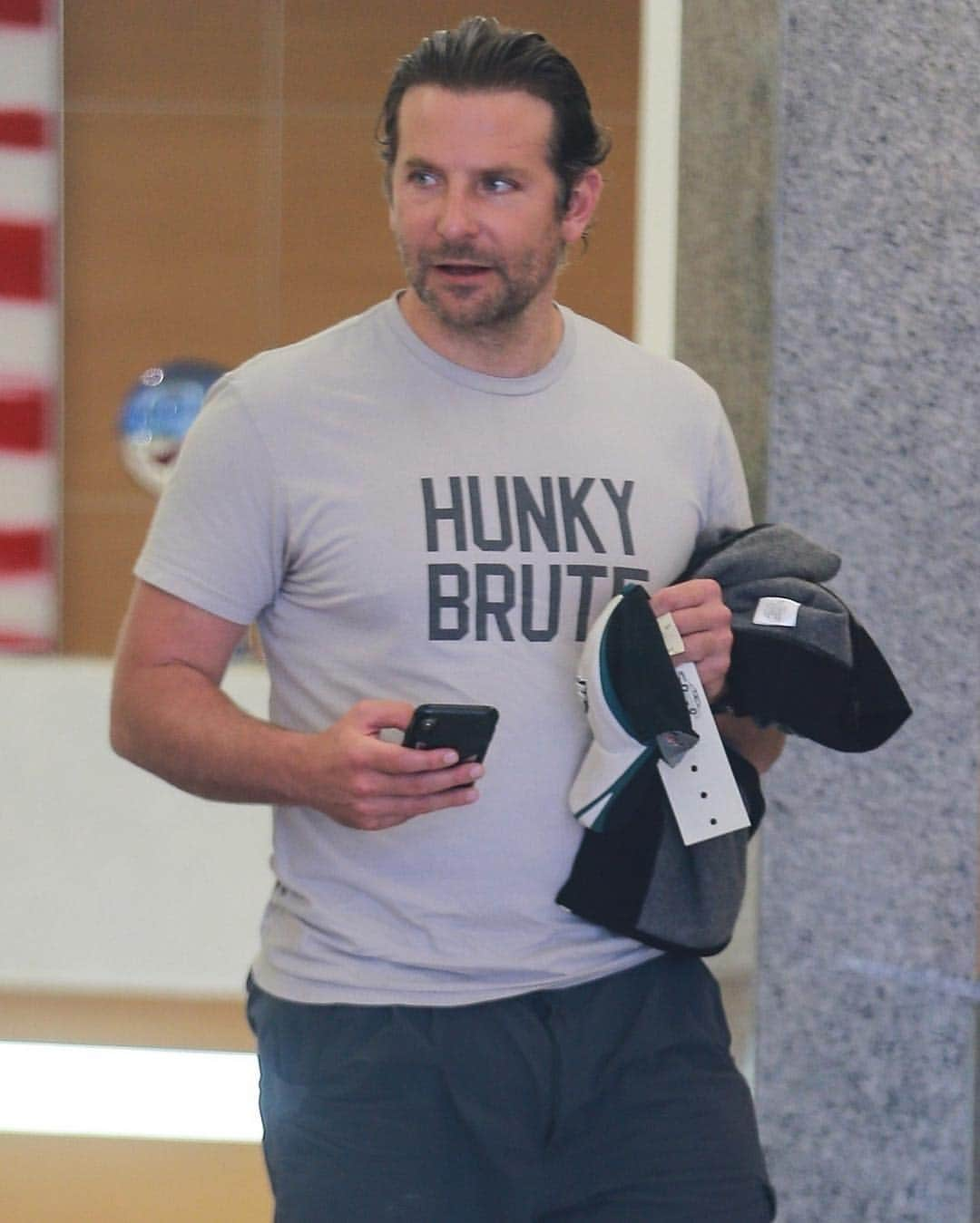 Just Jaredさんのインスタグラム写真 - (Just JaredInstagram)「Bradley Cooper is a “Hunky Brute” while stepping out for the day! #BradleyCooper Photo: Backgrid」4月26日 9時12分 - justjared