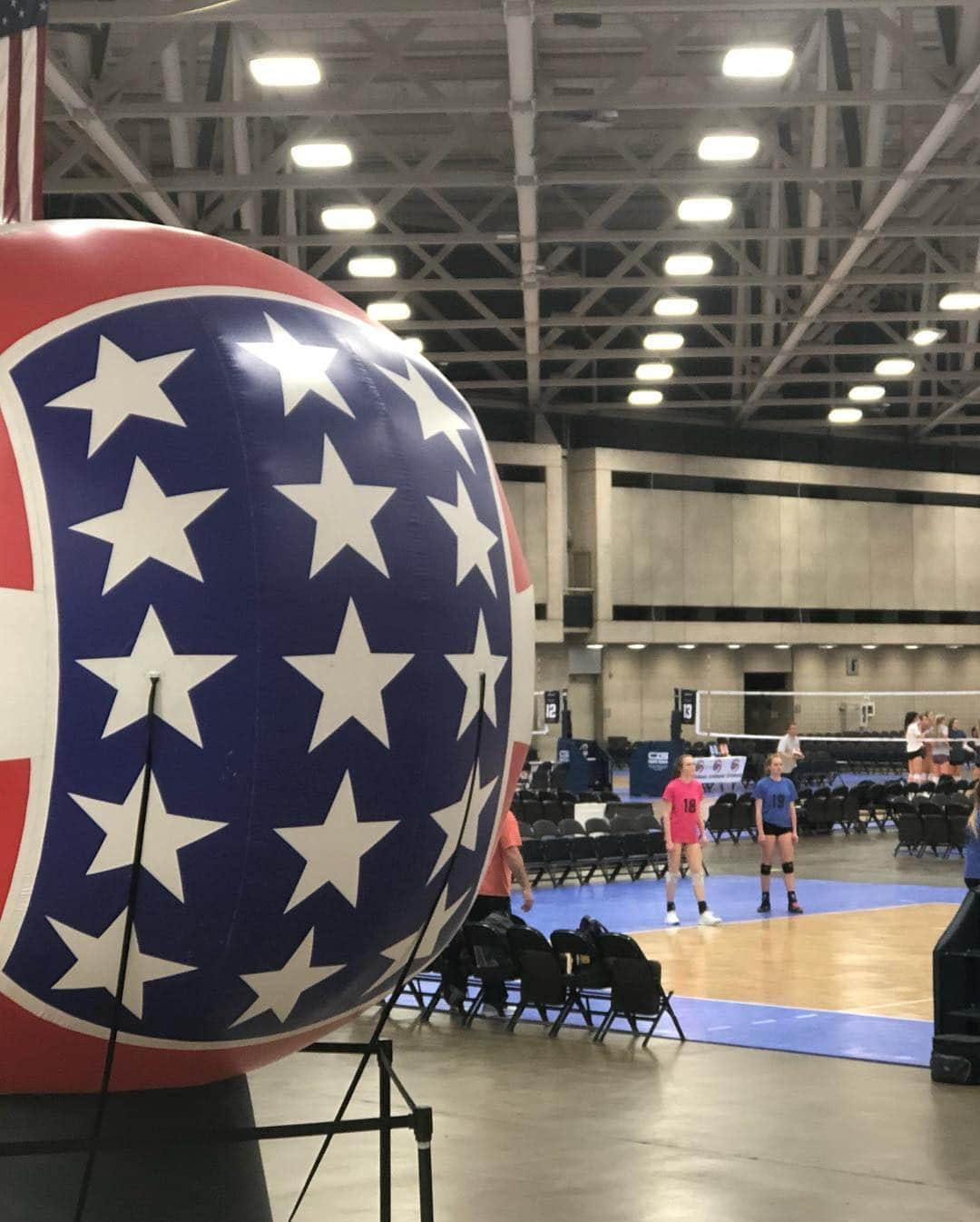 USA Volleyballさんのインスタグラム写真 - (USA VolleyballInstagram)「‪About 1️⃣2️⃣ hours from the start of #GJNC18 and Minnesota North takes a break from their last practice before rising for early 8️⃣ am CT Friday match in 18 National Division. Watch live stream at http://go.usav.org/USAVwatch.」4月26日 9時21分 - usavolleyball