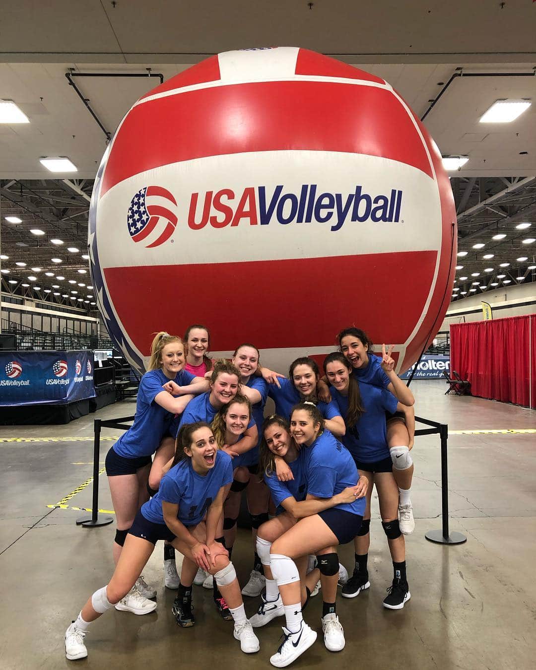 USA Volleyballさんのインスタグラム写真 - (USA VolleyballInstagram)「‪About 1️⃣2️⃣ hours from the start of #GJNC18 and Minnesota North takes a break from their last practice before rising for early 8️⃣ am CT Friday match in 18 National Division. Watch live stream at http://go.usav.org/USAVwatch.」4月26日 9時21分 - usavolleyball
