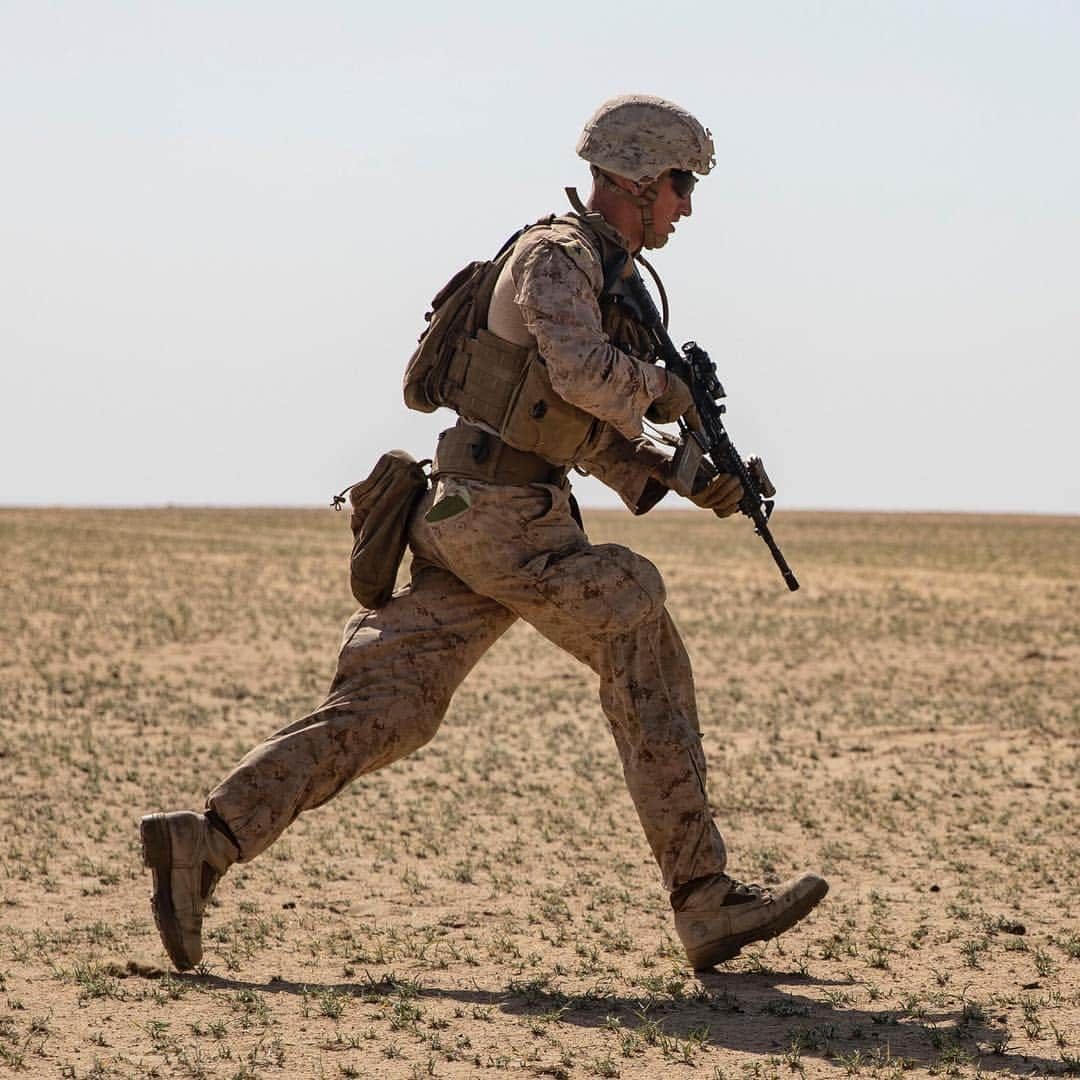 アメリカ海兵隊さんのインスタグラム写真 - (アメリカ海兵隊Instagram)「Running to the Weekend 🏃‍♂️ .  Lance Cpl. Andrew Page, a rifle Marine with the @22nd_meu, maneuvers toward targets as part of a combined arms live fire exercise during a MEU exercise. (U.S. Marine Corps photo by Sgt. Aaron Henson)  #USMC #Marines #Marine #MarineCorps #MarineLife #MEULife #Exercise #Run #Training #Military #Running #Fitness #Fit #FitFam #Rah #Yut #SemperFi #WeekendIncoming」4月26日 9時17分 - marines