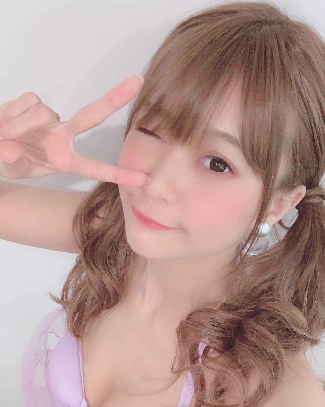 阿久津真央さんのインスタグラム写真 - (阿久津真央Instagram)「おはまおー🥺💕 5月5日の真奈真央コラボ撮影会💋 予約スタートしました(σ≧∀≦)σ☀️ すでに３部は満枠！ありがとう✨🙏 各部残りわずかなのでダッシュで 予約お願いします💕👯‍♀️待ってるね🎵 https://postmaster075.wixsite.com/mao-mana  #オシャレグラビア #10秒グラビア #code #codenate #photo #movie #ファインダー越しの私の世界  #水着 #撮影 #スタジオ #カメラ #カメラ #ポートレート #グラビア #モデル #タレント #グラドル」4月26日 9時17分 - akutsumao