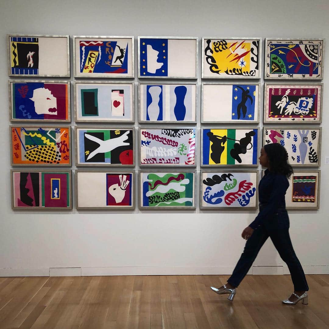 サザビーズさんのインスタグラム写真 - (サザビーズInstagram)「Our exhibition of Prints & Multiples is now on public view in #NYC, featuring pivotal works of 20th century printmaking including Henri Matisse’s ‘Jazz’ - one of the most seminal and ground-breaking artist books of the 20th century. While living in Vence from 1943-44, Matisse was unable to paint or draw as freely as he once had due to his ailing health, and consequently returned to the cut-out technique he developed years prior. Dubbing the process ‘drawing with scissors’, the artist used large shears to create cut-outs, which became a new medium unto themselves and laid the groundwork for a new chapter of his artistic output that would define his later career. Make plans to visit our York Avenue galleries this weekend to view more exceptional prints by #Matisse, #Warhol, #DeKooning and more. #SothebysPrints #HenriMatisse #Matisse #Prinstagram」4月26日 9時27分 - sothebys