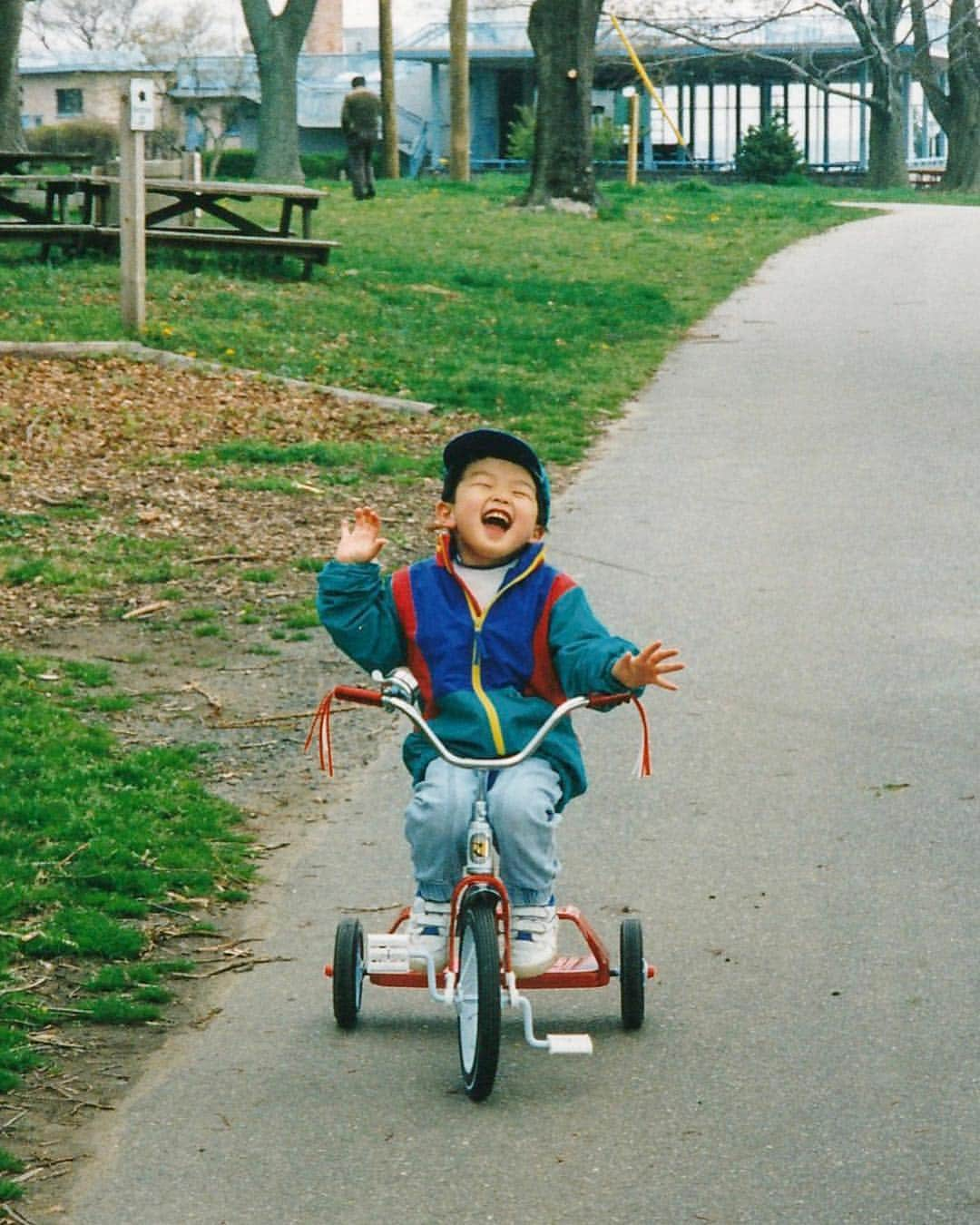 アレックス・シブタニさんのインスタグラム写真 - (アレックス・シブタニInstagram)「This kid just got another year older. Thanks for all of the birthday wishes! 🙂  Repost @maiashibutani Happy Birthday, @alexshibutani!!! 🥳🎉 I’ve always thought this pic looked like a birthday card. The front would say: “It’s your day!!!” 🤣」4月26日 9時39分 - alexshibutani