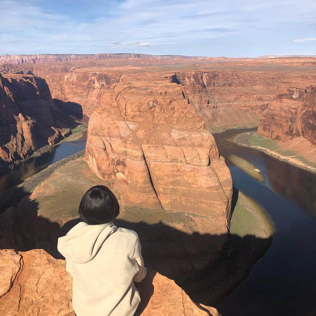 塩見珠希さんのインスタグラム写真 - (塩見珠希Instagram)「ホースシューベンド🇺🇸 崖のぎりぎりに座ってるのだけど、 これ以上入っちゃだめ、みたいなのがなくて、全部自己責任で気をつけようね、って感じでした。 ・ #ホースシューベンド #アウトドア  #GW #旅 #lb_outdoor #thenorthface #America #horseshoebend #backpack  #バックパッカー #バックパッカー女子」4月26日 9時40分 - _shiomi6