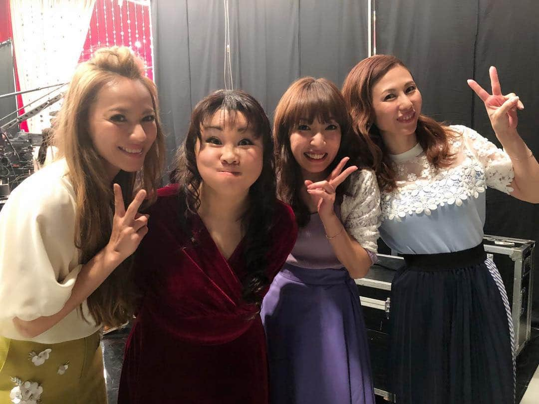 LINAさんのインスタグラム写真 - (LINAInstagram)「明日4/27（土）放送です！ フジテレビ ウタズキ 16:30〜17:30 歌好きの出演者の皆さまと ただただ 音楽を楽しみ盛り上がった日。 なかなか 聴くことの出来ない共演者の方々の歌声。 これは打上げか？！ と思うくらいに盛り上がってきました！笑 洋子お姉様のヒット曲の数々を 一緒に歌わせてもらったり 番組で共演できて心より嬉しー。 ・ 共演者の方々と いつも仲良くしてくれるみはるサン。 Da-ICEのお二人さま。 音楽は心を繋いでくれましたー！ ご覧くださいー。 #MAX#NANA#REINA#LINA #みなこはん舞台稽古中#欠席 #荻野目洋子#みはる#daice #ウタズキ#フジテレビ #karaoke#music#peace」4月26日 9時35分 - xxlina_now