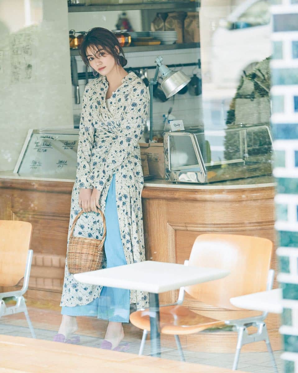 cancam_fashionのインスタグラム：「4月26日、今日の東京は曇り時々雨。最高気温17度、最低気温14度の予報です（気象庁調べ）。 テンションが上がらない曇り空の1日は、トーンの明るい小花柄のロングシャツを指名して。デニムをレイヤードするだけで、今っぽいおしゃれムードが高まります♡ ・ model @kaede__happiness__official 商品の詳細はプロフィールのURLからcheck✔️ . #cancam #cancamfashion #楓 #egirls #今日のコーデ  #デニム #ロングワンピース #ootd #ootdfashion」