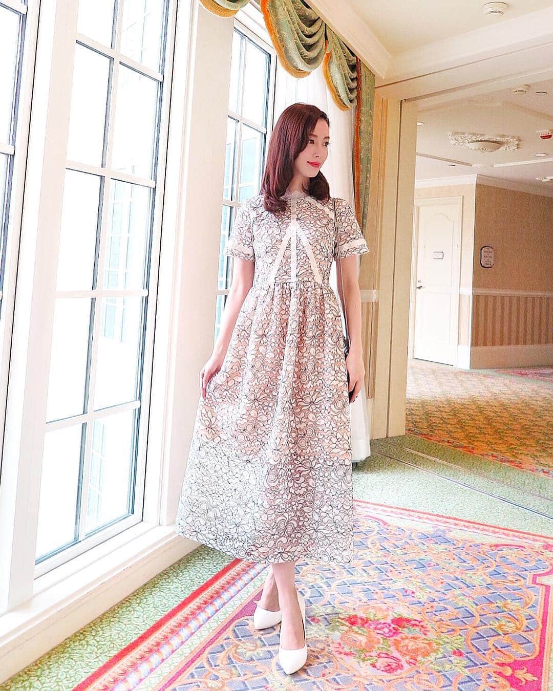 のインスタグラム：「👗❤️👗❤️👗﻿ たくさんご質問頂いたこちらのレースワンピース💁‍♀️ ﻿ 旅行に持って行ってもシワが気にならず﻿ たくさん活躍してくれるワンピース💕﻿ ﻿ 総レースなのにドレッシー過ぎず、﻿ 革ジャンなどハードなアイテムにも相性良し🙆‍♀️﻿ ﻿ ひざ下の透け感が美しく、﻿ これからの季節におすすめの1枚🥰﻿ ﻿ ☑︎dress @montresorsaki .new❤️👗 ▷price 11,000yen +tax ﻿ #montresor#モントレゾール#montresorsaki#セレクトショップ#selectshop #レースワンピ#レースワンピース#通販#ネットショップ#ネット販売#インポート#インポートドレス#dress#dressshop #大人可愛い#大人可愛いコーデ#cordinate﻿ #코디 #데일리코디 #코디스타그램」