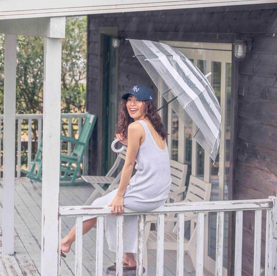 のインスタグラム：「雨だけど🤣笑顔でいきましょう♡☂️^_^  今日は待望のワンピースも出ます！ @bayflow_inc × @wakanozawa  去年、即完売したワッフルワンピが色や型が進化して登場！  今年は杢のトップグレーが登場⤴︎ #サイドスリットでジレ風にも着れる #家でも着てたいような気持ち良い生地 #デイリーに着れるカジュアルドレス #フロントはとてもカジュアル #後ろ姿が女性らしく美しくみえるワンピ  本日‼️全国の #bayflow shop& webで発売です！(webは10時〜)」