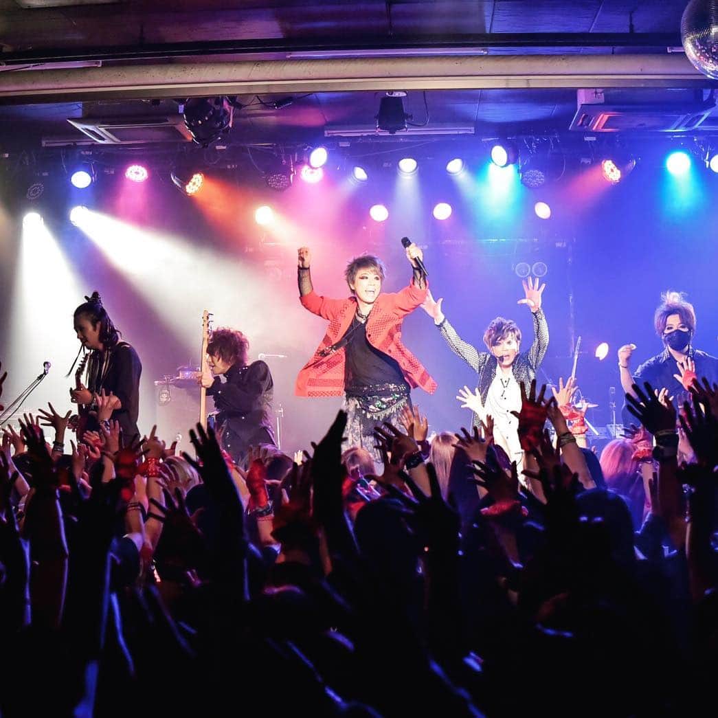 田村淳のインスタグラム：「ライブ１つ１つを噛みしめる THE冠さんのパフォーマンスに 刺激を受けながら jealkbらしさを追求しながら ツアーをまわってくるよ！(歯)」