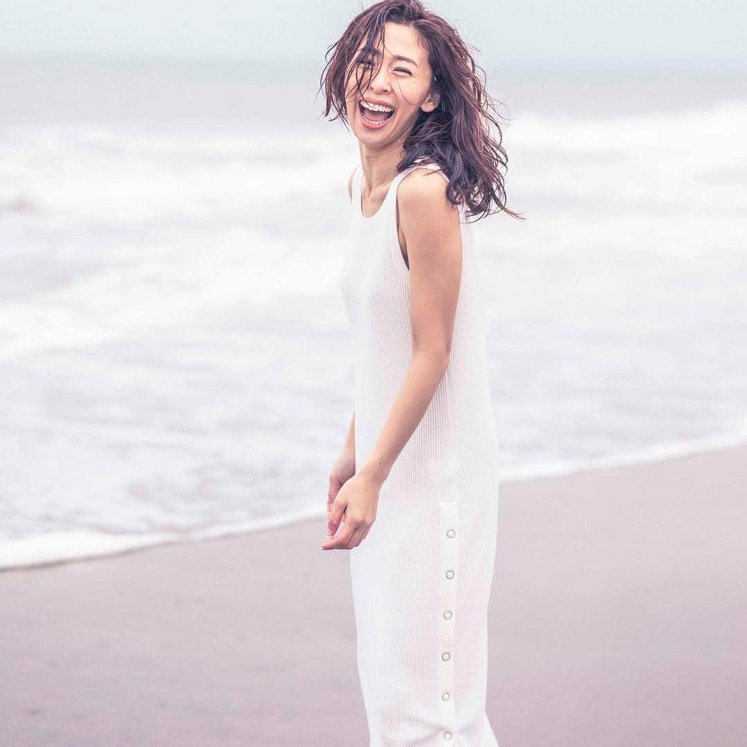 のインスタグラム：「white ❕ 今日は白はpure white! @bayflow_inc × @wakanozawa  本日‼️全国の #bayflow shop& webで発売です！(webは10時〜) それにしても寒かった🤣w (オフショット動画付けましたw) 土砂降りの想い出ロケ🤣 一緒に頑張ってくれた最高のクルーの皆ありがとう！🙏」