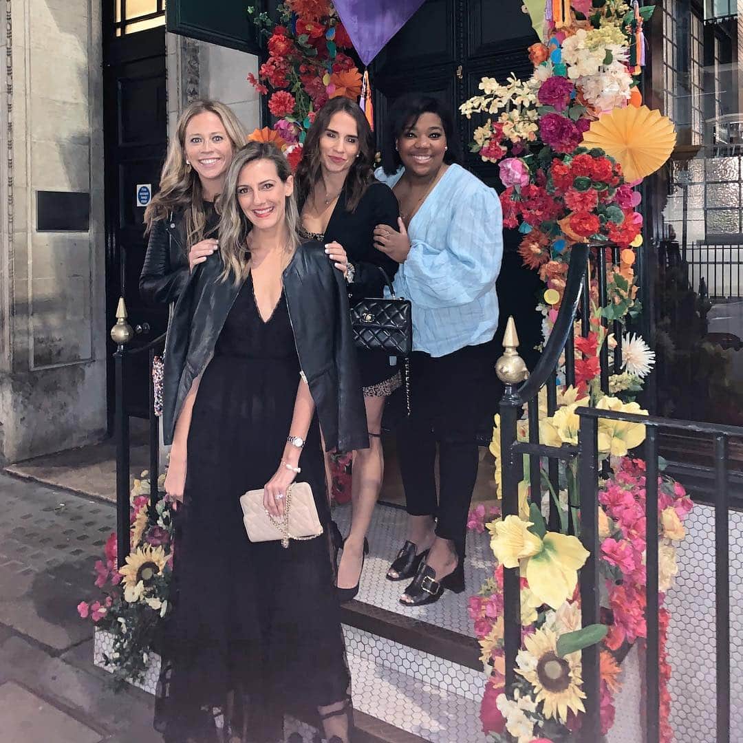 Anna Jane Wisniewskiのインスタグラム：「Last time I was in London, I was pregnant with Harry so it’s been fun to be back to enjoy the city in a different way. Can’t wait to share all of our favorite places! (Get thee to Gymkhana - it was INCREDIBLE) #london」