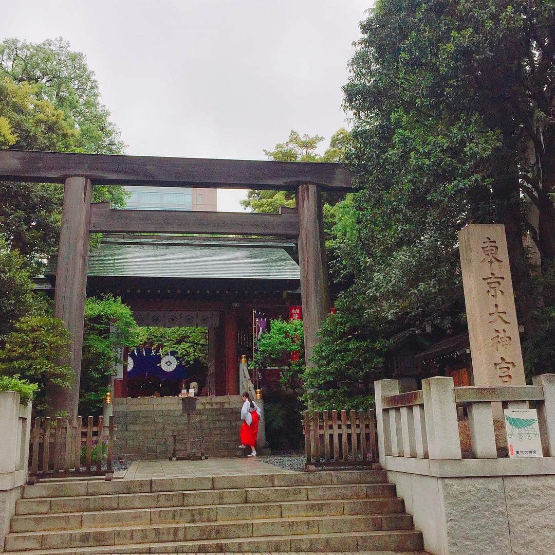 坂東亀三郎さんのインスタグラム写真 - (坂東亀三郎Instagram)「なんだろう、 朝から東京大神宮にいる。  結婚式をした神社。 倅の七五三をした神社。  昨夜の遅くに帰宅して、 何故にこの時間(8:30過ぎ)にいるのだろう。  飯富稲荷神社にも参拝。  また雨だし。 雨の日の参拝率の高さ…、とりあえず境内でボーっとしてみた、答えは見つからず。  まぁ、いいかw . . #御朱印 #御朱印帳 #東京大神宮 #彦印帳 #歌舞伎 #音羽屋 #歌舞伎役者 #彦三郎 #坂東彦三郎 #九代目 #歌舞伎部 #otowayabando #彦さんぽ コメントはお気軽に📝」4月26日 10時09分 - otowayabando
