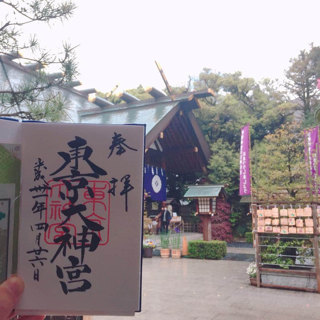 坂東亀三郎さんのインスタグラム写真 - (坂東亀三郎Instagram)「なんだろう、 朝から東京大神宮にいる。  結婚式をした神社。 倅の七五三をした神社。  昨夜の遅くに帰宅して、 何故にこの時間(8:30過ぎ)にいるのだろう。  飯富稲荷神社にも参拝。  また雨だし。 雨の日の参拝率の高さ…、とりあえず境内でボーっとしてみた、答えは見つからず。  まぁ、いいかw . . #御朱印 #御朱印帳 #東京大神宮 #彦印帳 #歌舞伎 #音羽屋 #歌舞伎役者 #彦三郎 #坂東彦三郎 #九代目 #歌舞伎部 #otowayabando #彦さんぽ コメントはお気軽に📝」4月26日 10時09分 - otowayabando