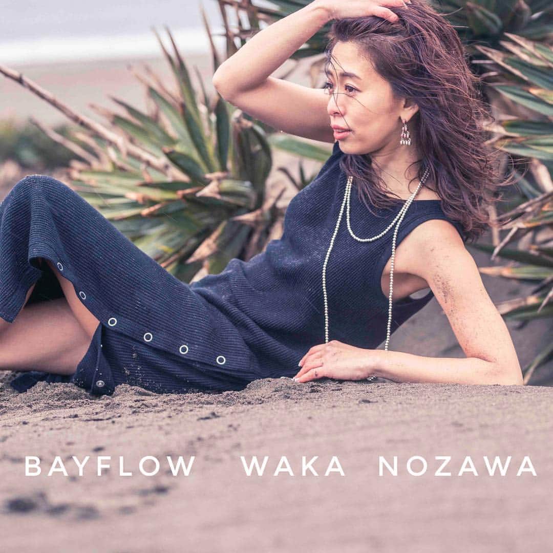 のインスタグラム：「bayflow ×WAKA NOZAWAコラボ ワッフルワンピ発売スタートしました！  背中があいたワッフル素材のワンピース👗 カラーは写真のブラック、ホワイト、杢グレー、ボーダーの4色展開！ この黒はビビットでとても大人ぽく着れる好評の1着👍  毎年完売してしまうワンピなので皆さまどうかお早めに🙏  #ワッフル素材でずっと着ていたい肌触り #これは便利すぎて去年に続ききっと私夏は毎日これ 😆w #去年の即完売ワンピが進化して登場 #サイドスリットでジレみたいに着れる (プロフィールにリンク貼りました！URLをcheckしていただくと @bayflow_inc の特設ページへ飛べます🙋‍♀️)」