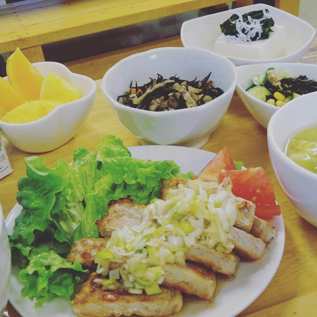 コンサドーレ札幌さんのインスタグラム写真 - (コンサドーレ札幌Instagram)「今日の札幌はとても寒い。 ダウンを着て夜ご飯を食べに来たチャナティップ。 風邪ひかないようにモリモリ白米と大好きなお肉をたくさん食べてたくさん栄養つけてね！  ある日のしまふく寮ごはん🏠🍙 #consadole #コンサドーレ #jleague #ｊリーグ #soccer #サッカー #しまふく寮通信	 #食育 #食トレ #アスリートごはん #身体づくり #JAグループ北海道 #ゆめぴりか #みんなのよい食親善大使 #よつ葉 @yotsuba_milkproducts_official #北海道ぎょれん #町村農場 #アスリートフードマイスター #松浦沙耶花 #昼ごはん #夜ごはん #献立 #定食 #ランチ #レシピ #料理 #栄養 #栄養バランス」4月26日 21時16分 - hokkaido_consadole_sapporo