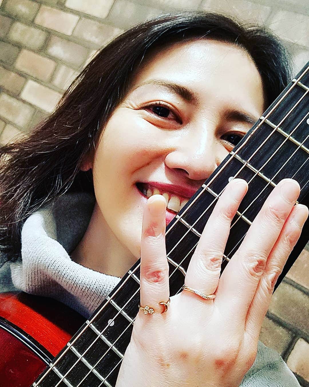 常世晶子さんのインスタグラム写真 - (常世晶子Instagram)「ソラカツキカ歌練＆さとこちゃんに月の指輪をプレゼント🎁  お誕生日おめでとう！！！ 散々悩んで買った指輪だから、喜んでくれて良かった💗  #ソラカツキカ  #私 が #空 で #さとこちゃん が #月  #親愛なる彼女へ」4月26日 19時44分 - tokoyo_shoko
